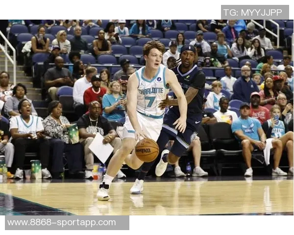 克尼佩尔半场表现惊艳6中4三分球3记轻松拿下11分2篮板1助攻